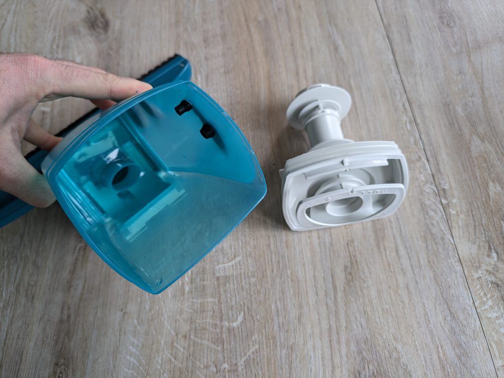 Schmutzwasserbehälter des Leifheit Dry & Clean Fenstersaugers geöffnet