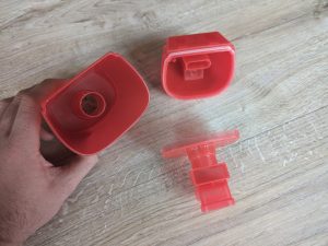 Schmutzwasserbehälter des Vileda Windomatic Power Fenstersaugers geöffnet