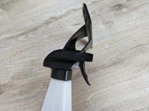 Sprühflasche des Einhell BRILLIANTO Fensterreinigers in der Nahansicht