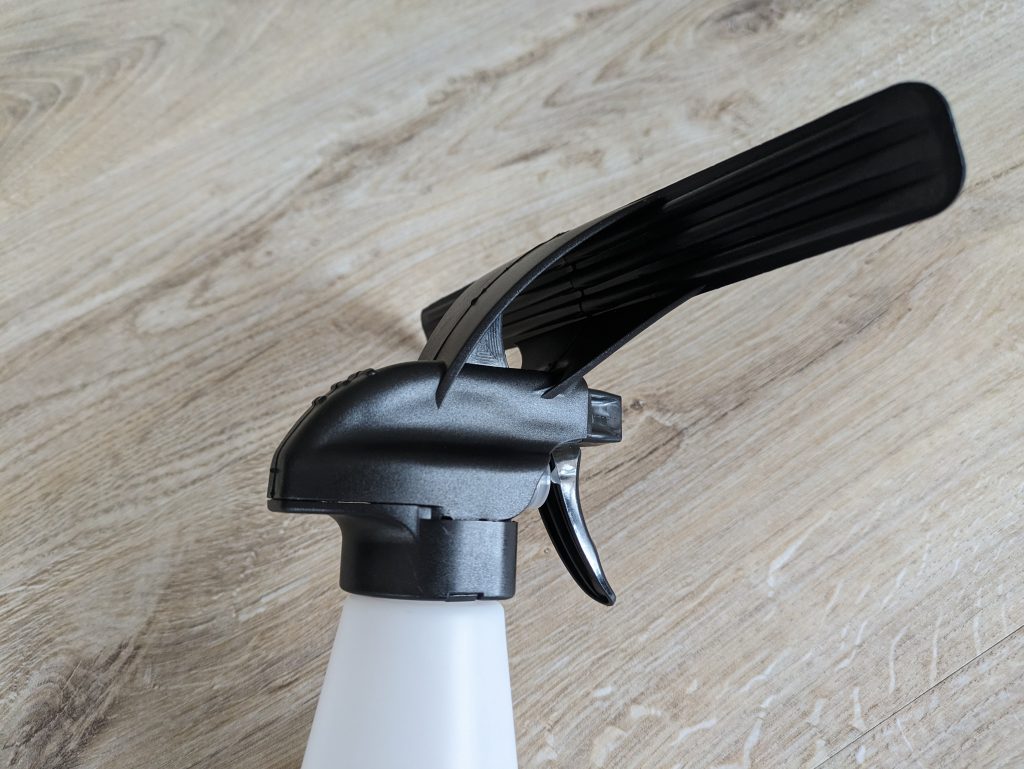 Sprühflasche des STARK WC 280 Home+ Fenstersaugers von der Seite
