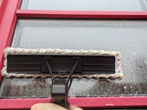 Sprühwischer beim Einwaschen der Fenster