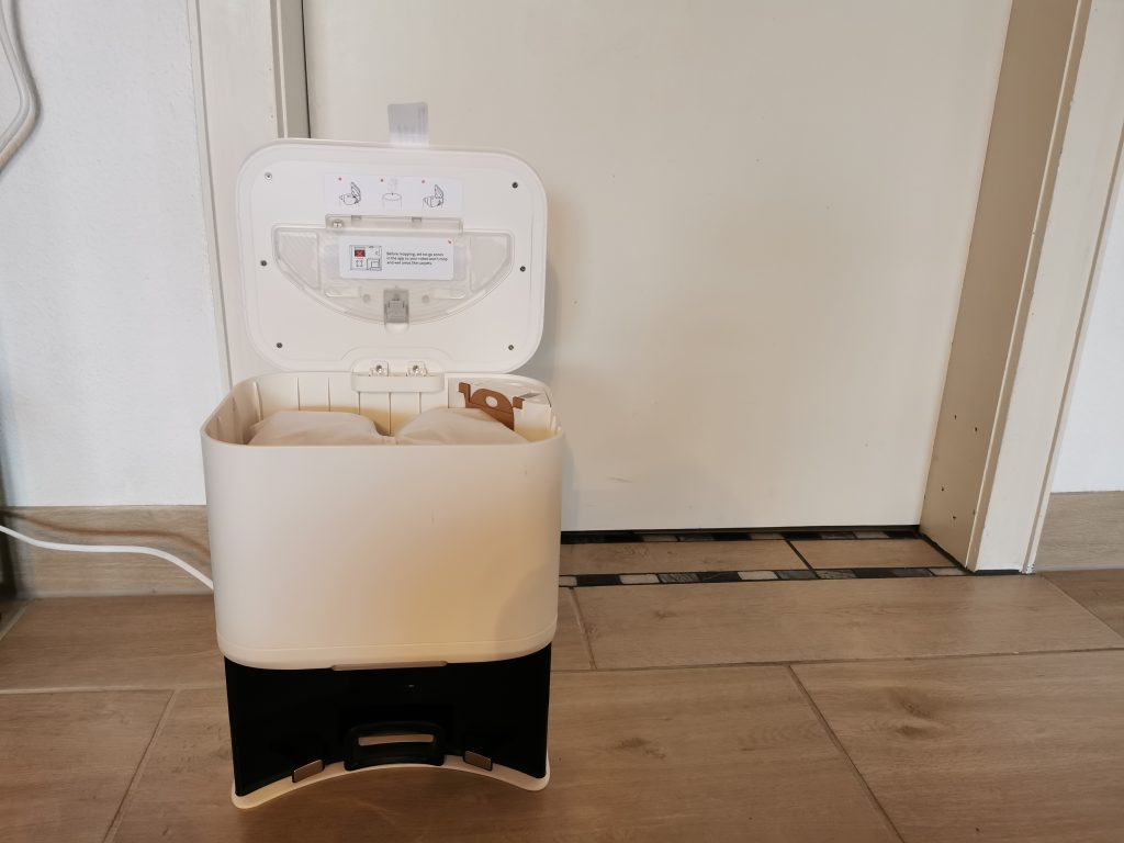 SwitchBot Minisaugroboter K10+ Absaugstaion geöffnet