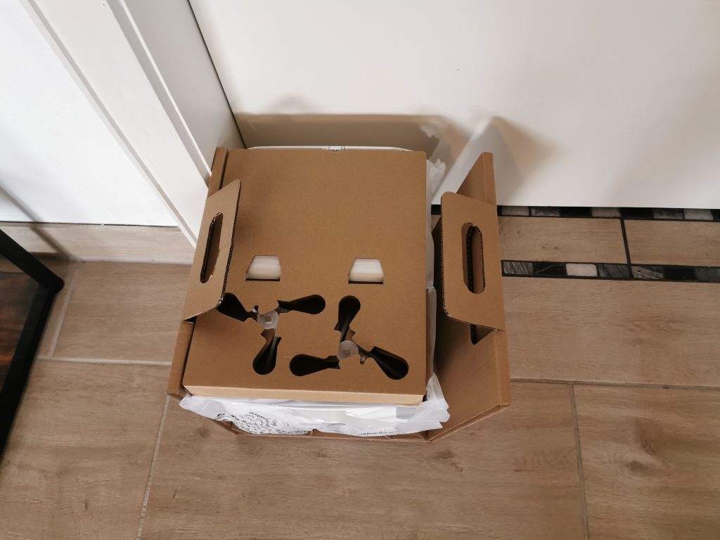 SwitchBot Minisaugroboter K10+ Absaugstation verpackt