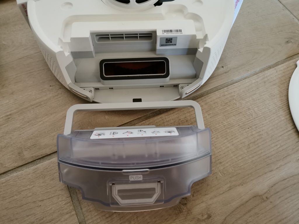 SwitchBot Minisaugroboter K10+ Staubbehälter entnommen
