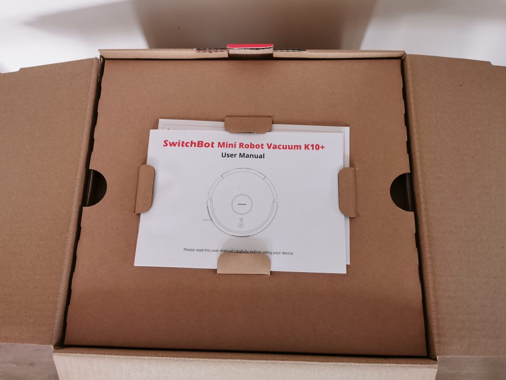 SwitchBot Minisaugroboter K10+ geöffnet