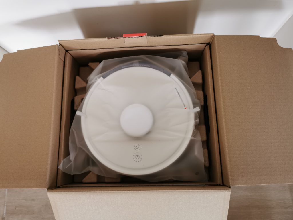 SwitchBot Minisaugroboter K10+ in Verpackung