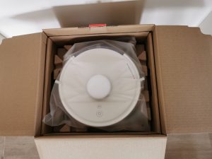 SwitchBot Minisaugroboter K10+ in Verpackung