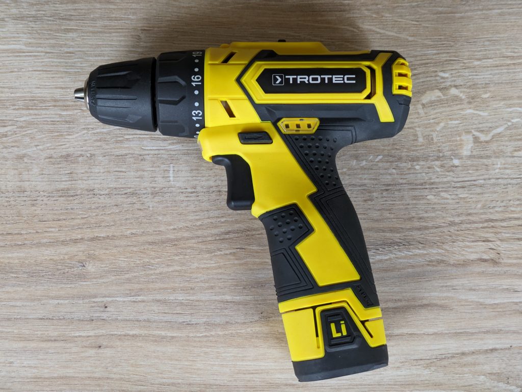 TROTEC PSCS 11-12V Akkuschrauber von vorne, nach links ausgerichtet