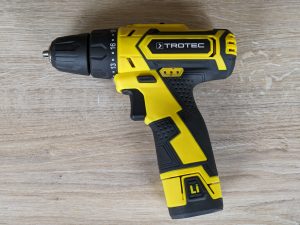 TROTEC PSCS 11-12V Akkuschrauber von vorne, nach links ausgerichtet