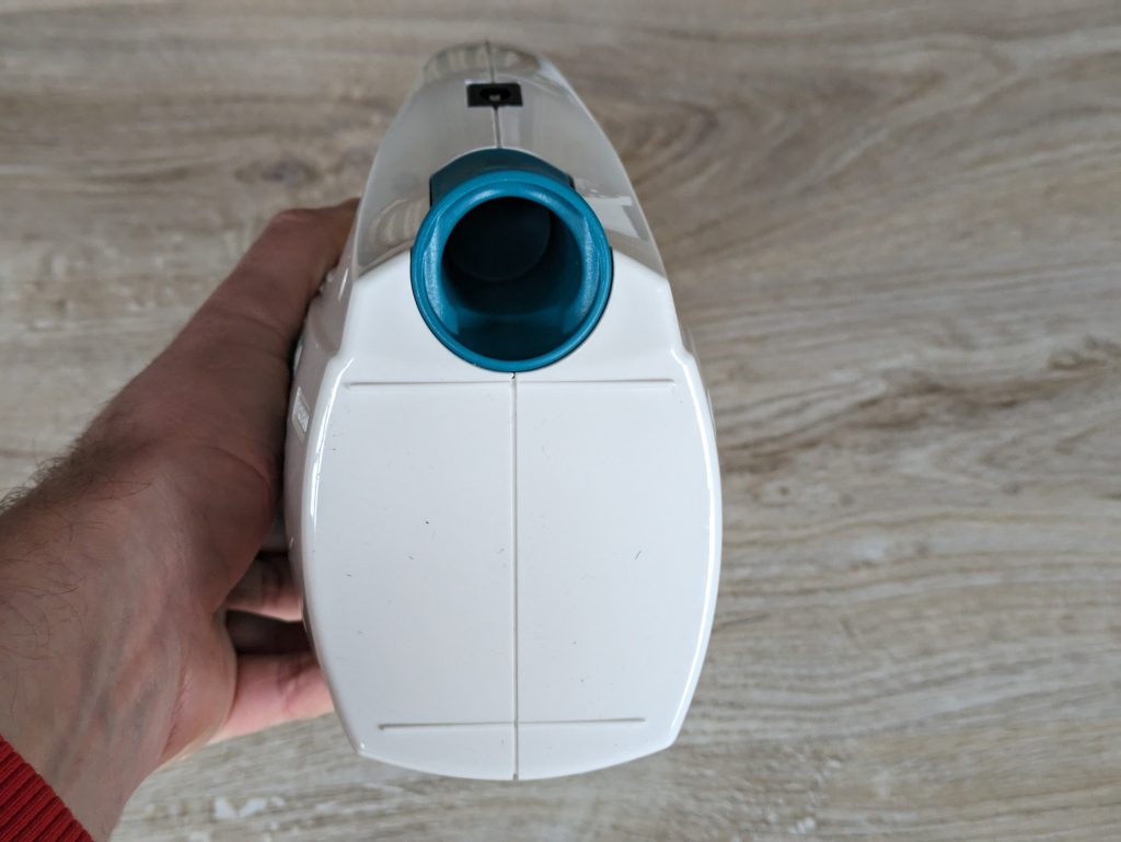 Teleskopanschluss des Leifheit Dry & Clean Fenstersaugers von hinten