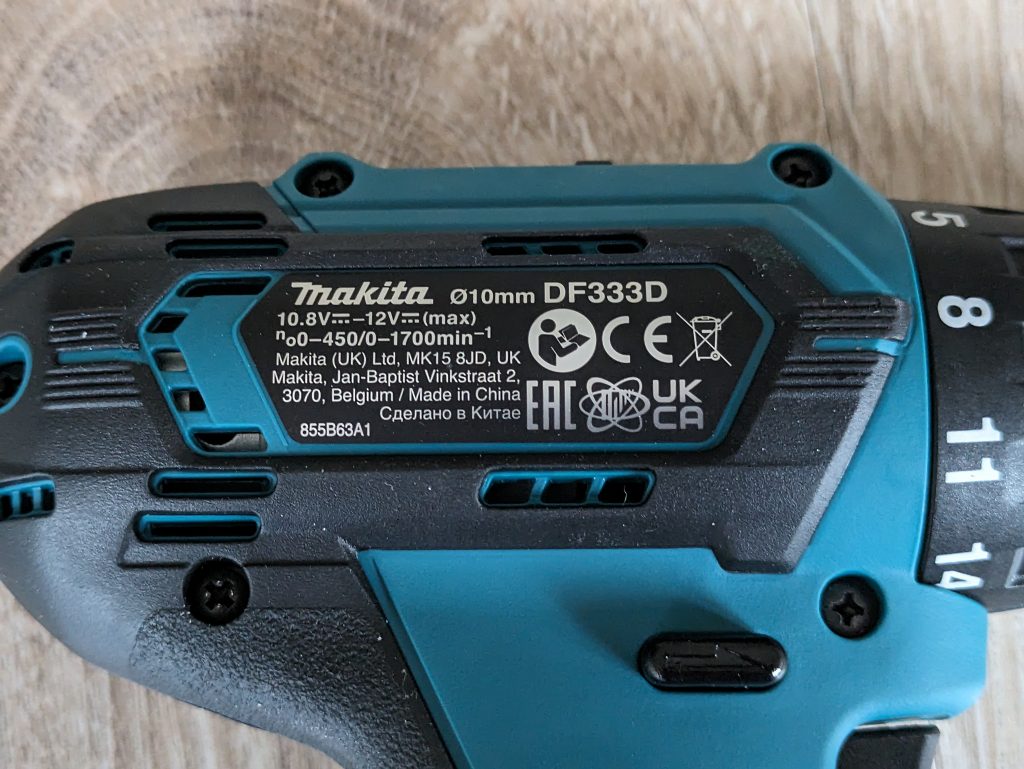 Typschild des Makita DF333DSAE Akkuschraubers in der Nahansicht