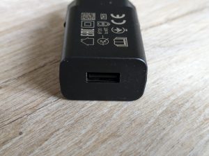 USB-Adapter des Bosch Home and Garden GlassVAC Fenstersaugers in der Nahansicht