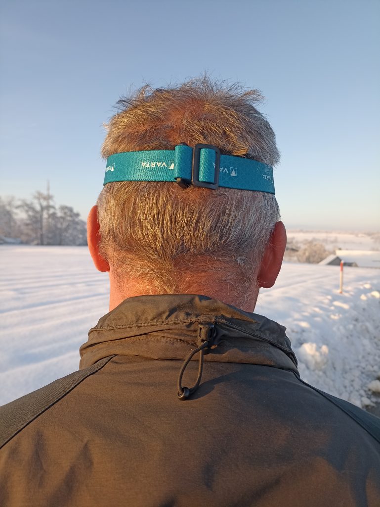 VARTA H10 Pro Stirnlampe, auf Kopf bei Mann, von hinten