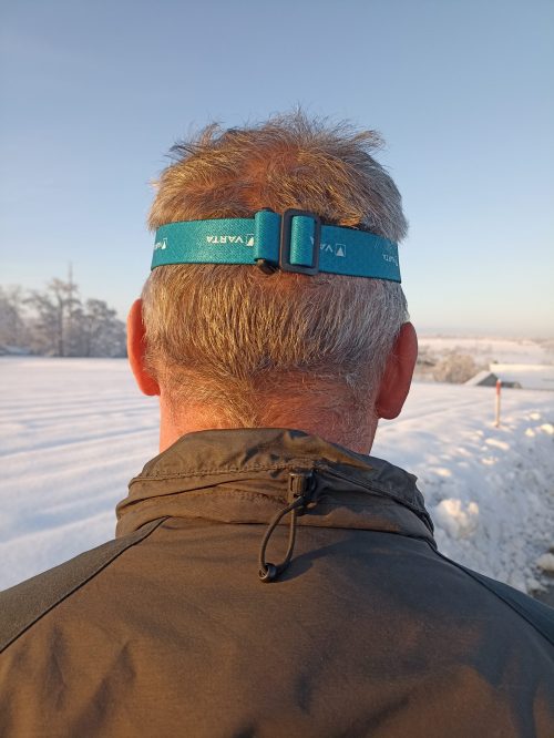 VARTA H10 Pro Stirnlampe, auf Kopf bei Mann, von hinten