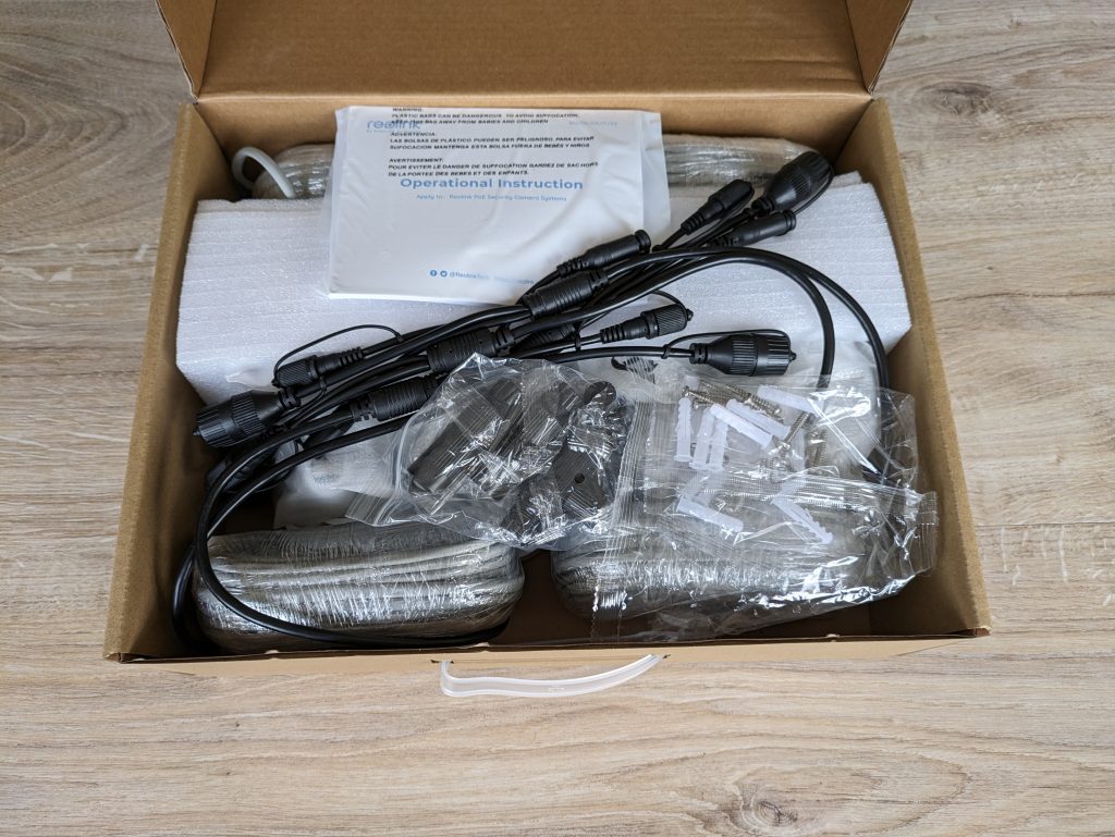 Verpackung der Kameras des RLK8-800B4 Reolink Überwachungskamera-Sets geöffnet