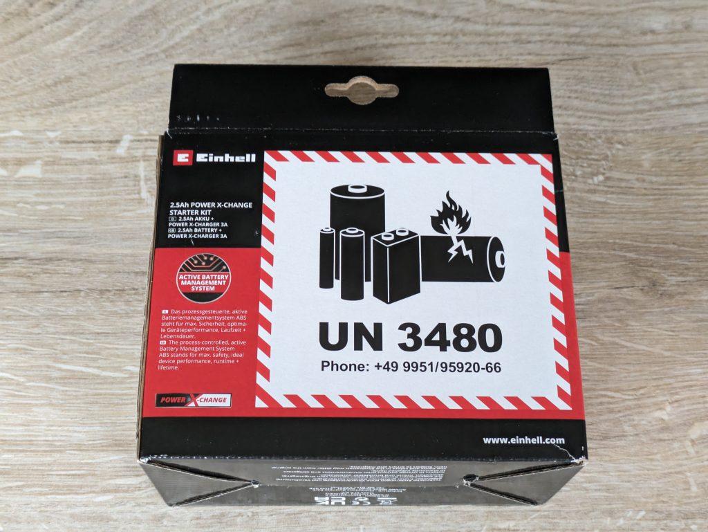 Verpackung des Akkus und der Ladestation des Einhell BRILLIANTO Fensterreinigers von hinten