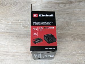 Verpackung des Akkus und der Ladestation des Einhell BRILLIANTO Fensterreinigers von links