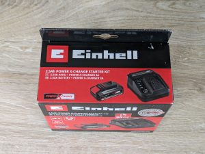 Verpackung des Akkus und der Ladestation des Einhell BRILLIANTO Fensterreinigers von oben