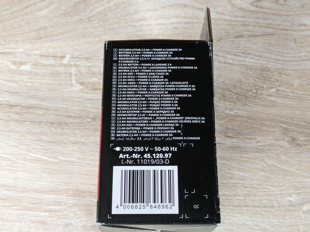 Verpackung des Akkus und der Ladestation des Einhell BRILLIANTO Fensterreinigers von rechts