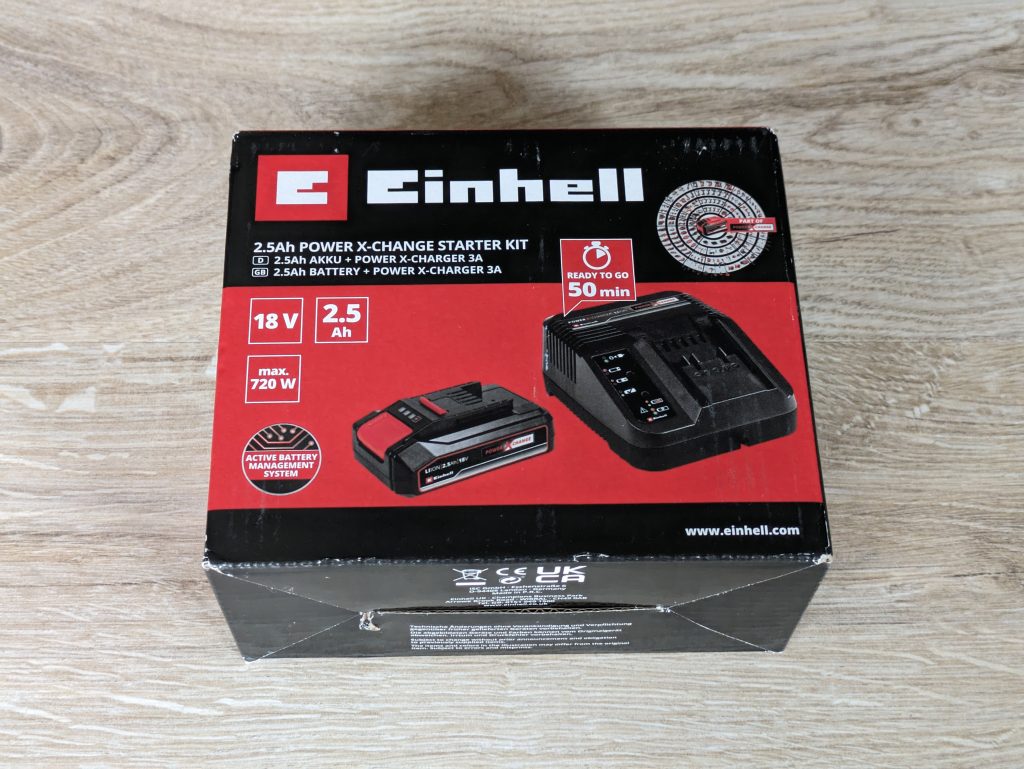 Verpackung des Akkus und der Ladestation des Einhell BRILLIANTO Fensterreinigers von vorne