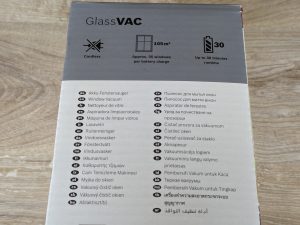 Verpackung des Bosch Home and Garden GlassVAC Fenstersaugers von hinten in der Nahansicht