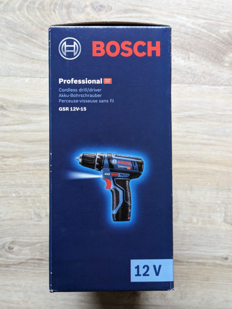 Verpackung des Bosch Professional GSR 12V-15 Akkuschraubers von der Seite