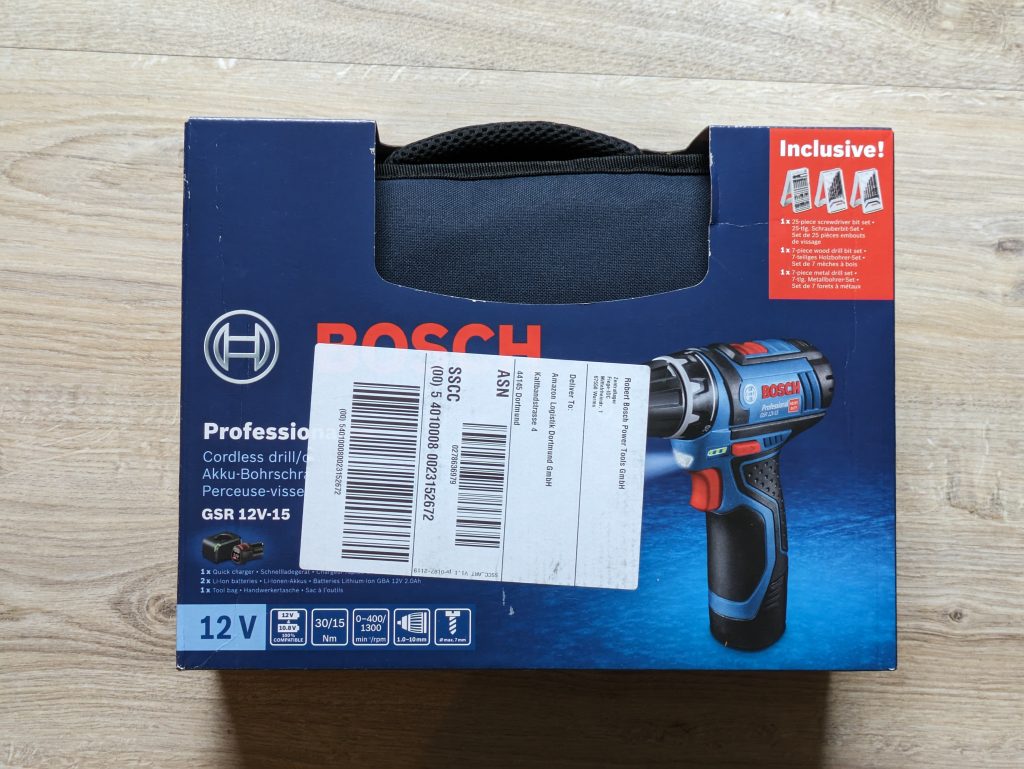 Verpackung des Bosch Professional GSR 12V-15 Akkuschraubers von vorne