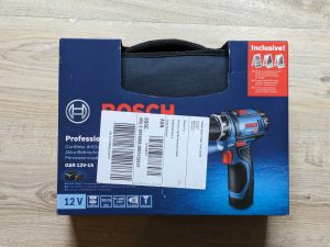 Verpackung des Bosch Professional GSR 12V-15 Akkuschraubers von vorne