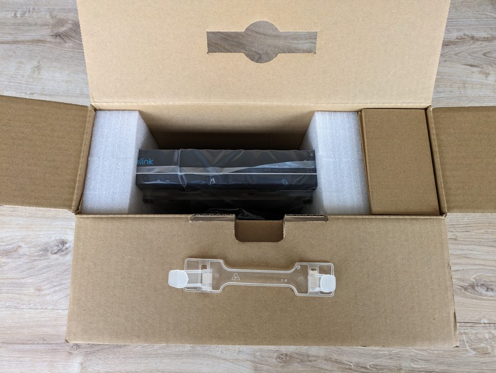 Verpackung des NVR-Recorders des RLK8-800B4 Reolink Überwachungskamera-Sets geöffnet