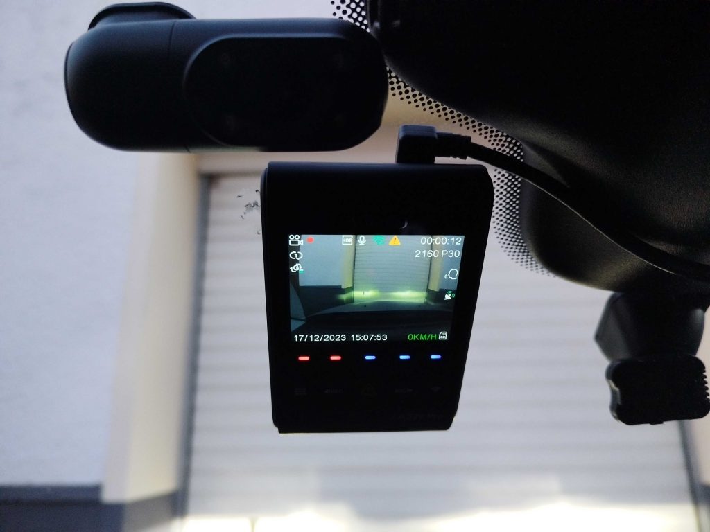 Viofo A229 Pro 3CH im Auto Nahansicht