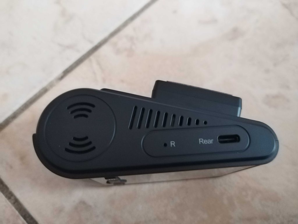Viofo A229 Pro 3CH von der linen Seite