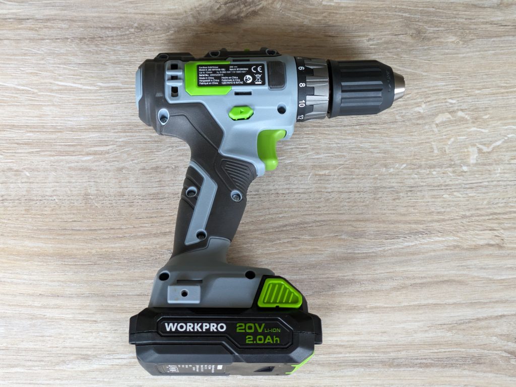 WORKPRO ‎W122039AU Akkuschrauber von vorne, nach rechts ausgerichtet