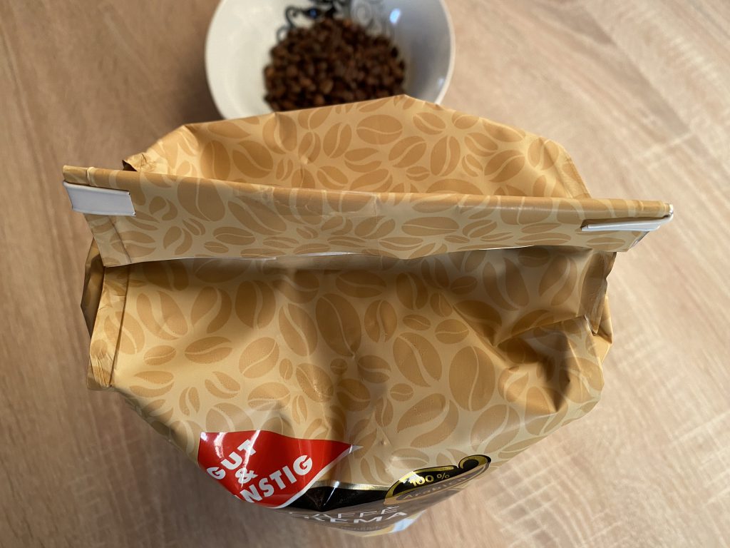 Gut & Günstig Caffè Crema Kaffeebohnen Verschlussklammern der Verpackung