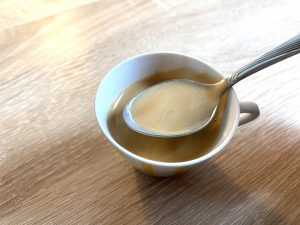 Illy Classico Espressobohnen Crema im Löffel
