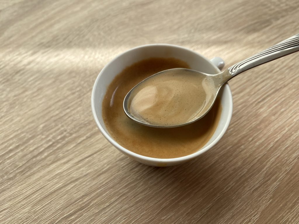 Jacobs Barista Editions Espressobohnen Crema im Löffel