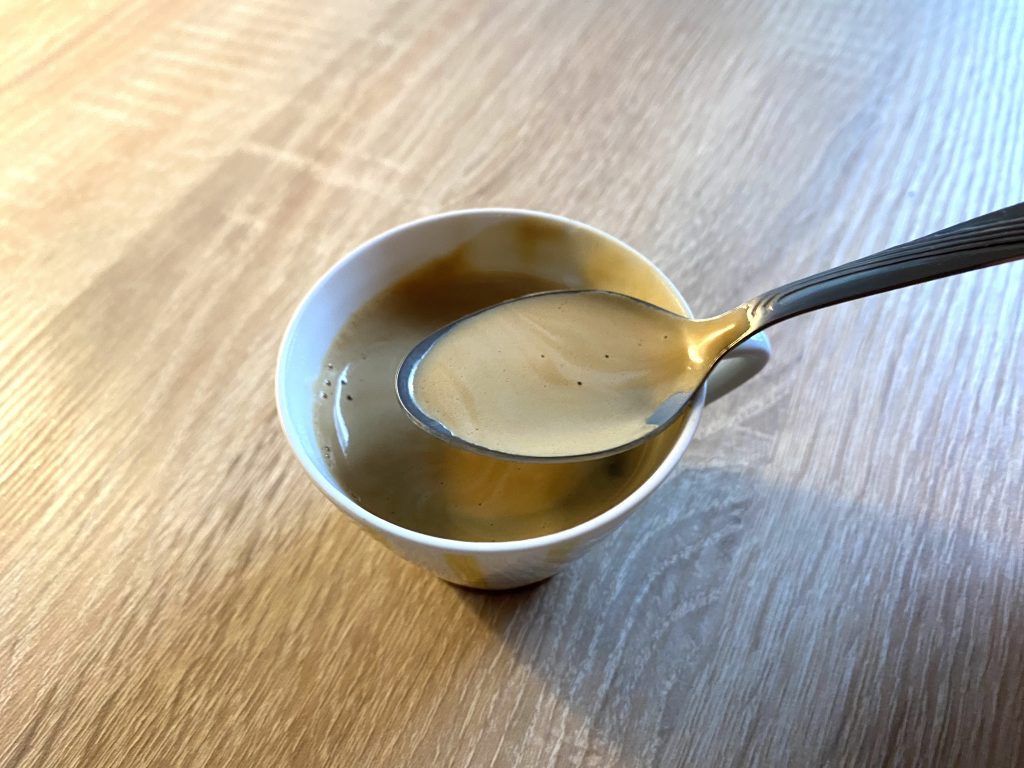 Schwiizer Schüümli Espressobohnen Crema im Löffel