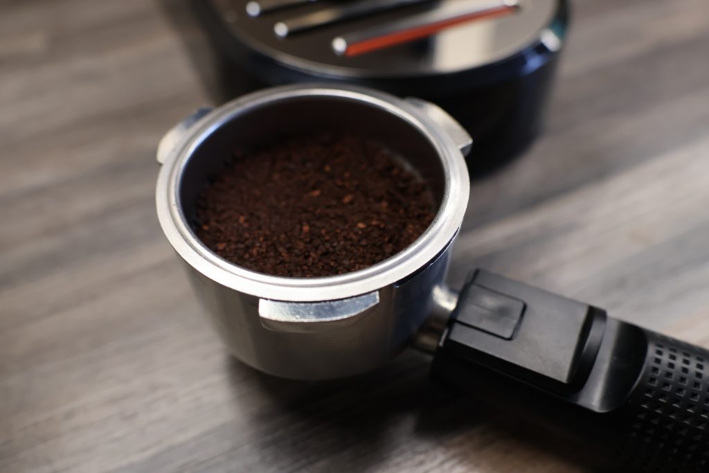 Krups Virtuoso Espresso Siebträgermaschine Kaffeepulver im Sieb