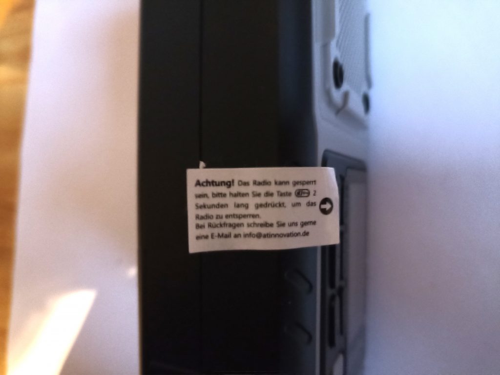 Acta Berg 0001-GR Kurbelradio, Achtung Sticker