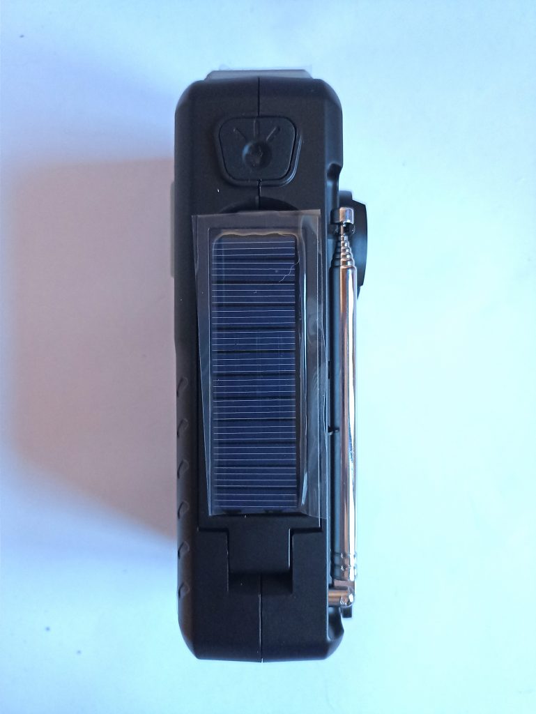 Acta Berg 0001-GR Kurbelradio, Ansicht von oben mit Solarzellen und Schutzpapier