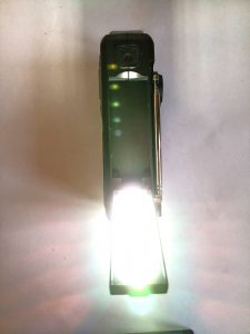 Acta Berg 0001-GR Kurbelradio, Ansicht von oben mit aufgeklappter Solarzelle