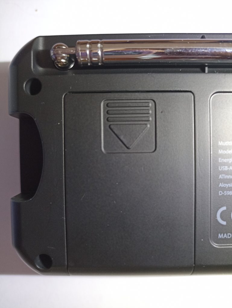 Acta Berg 0001-GR Kurbelradio, Rückansicht Batteriefach geschlossen