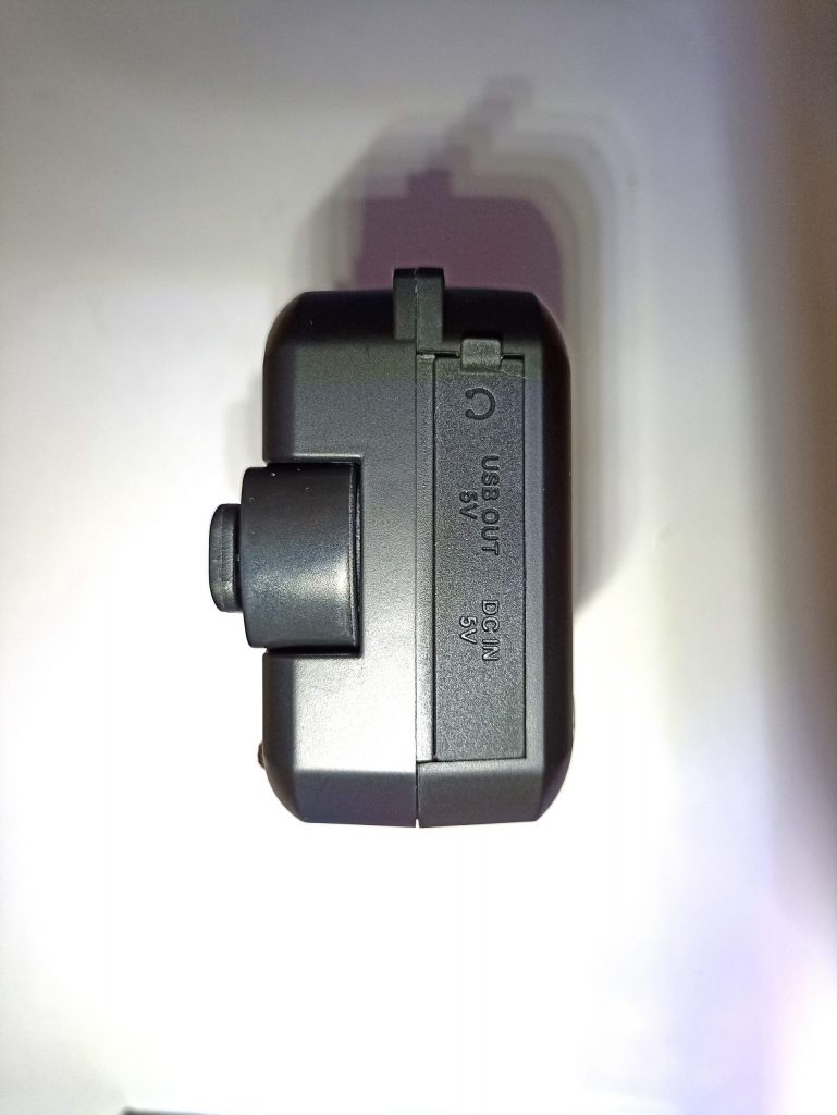 Acta Berg 0001-GR Kurbelradio, Seitenansicht, USB out und DC in, Deckel geschlossen