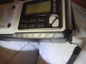 Acta Berg 0001-GR Kurbelradio, Trageband eingefädelt