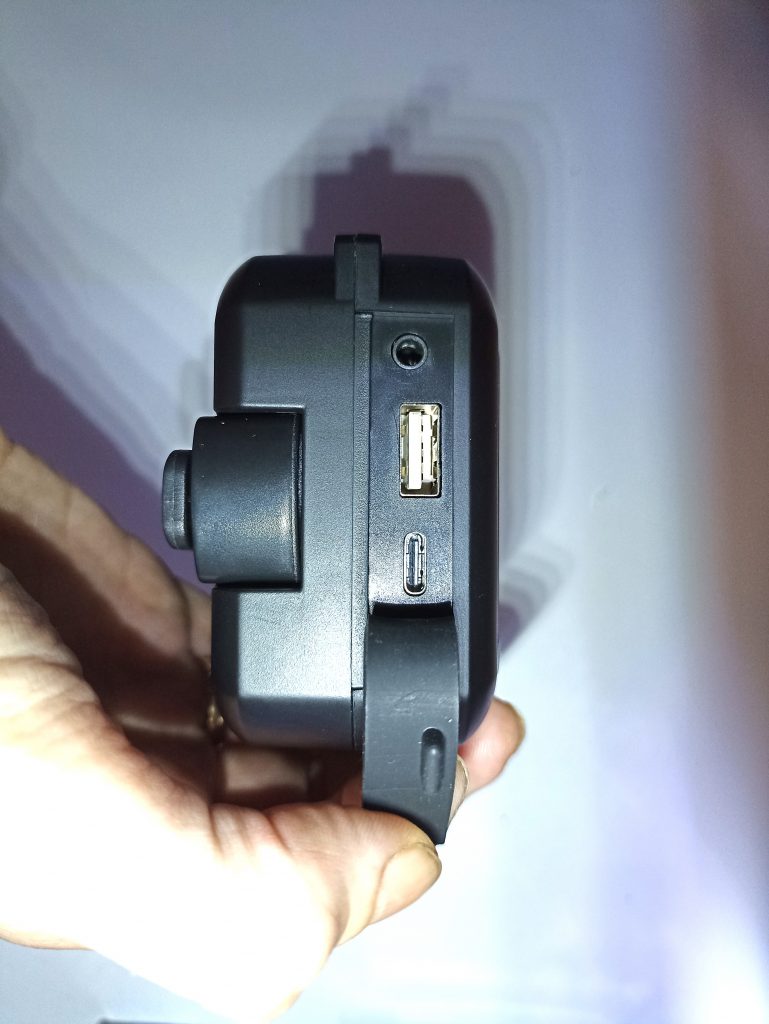 Acta Berg 0001-GR Kurbelradio, USB out und DC in, Deckel geöffnet