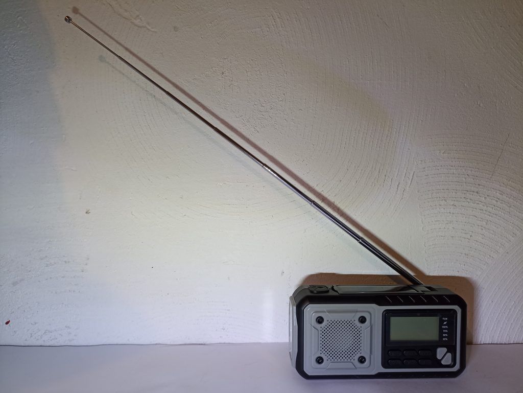 Acta Berg 0001-GR Kurbelradio, Vorderansicht mit ausgefahrener Antenne