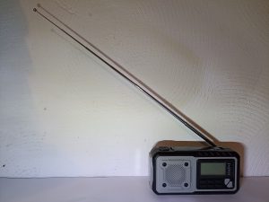 Acta Berg 0001-GR Kurbelradio, Vorderansicht mit ausgefahrener Antenne