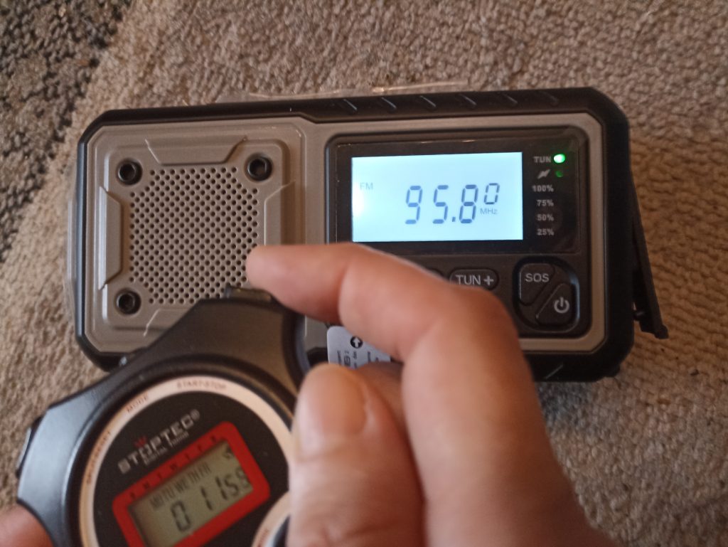 Acta Berg 0001-GR Kurbelradio, Wie lange bleibt die Displaybeleuchtung an