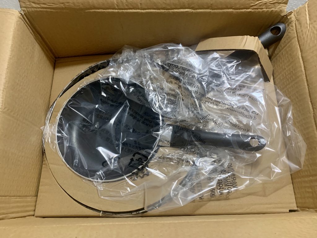 Amazon Basics Pfannen-Set geöffneter Karton Ansicht auf zweite und dritte Pfanne
