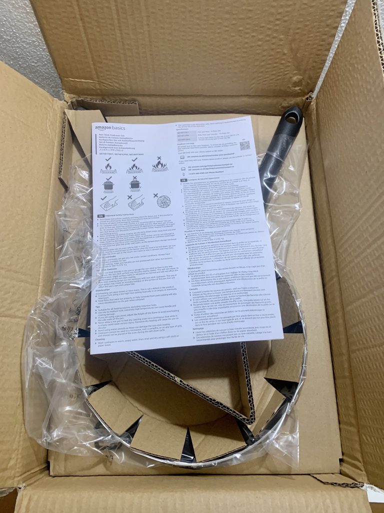 Amazon Basics Pfannen-Set im geöffneten Karton