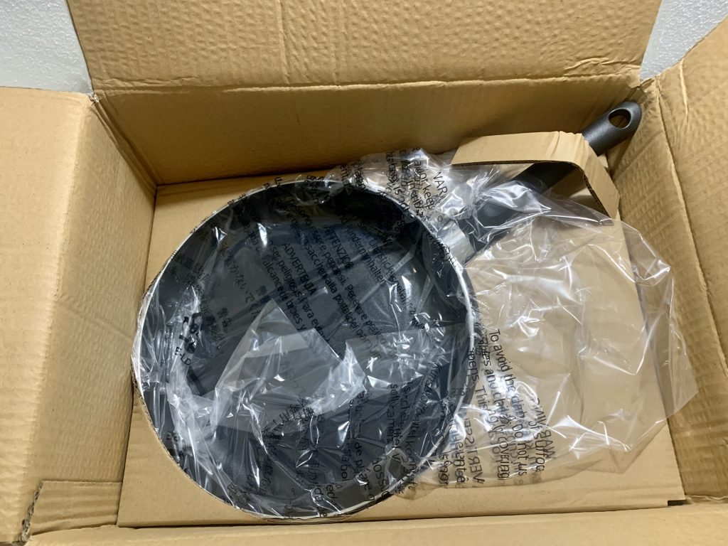 Amazon Basics Pfannen-Set im geöffneten Karton Ansicht auf dritte Pfanne